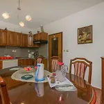 Anica אומיס